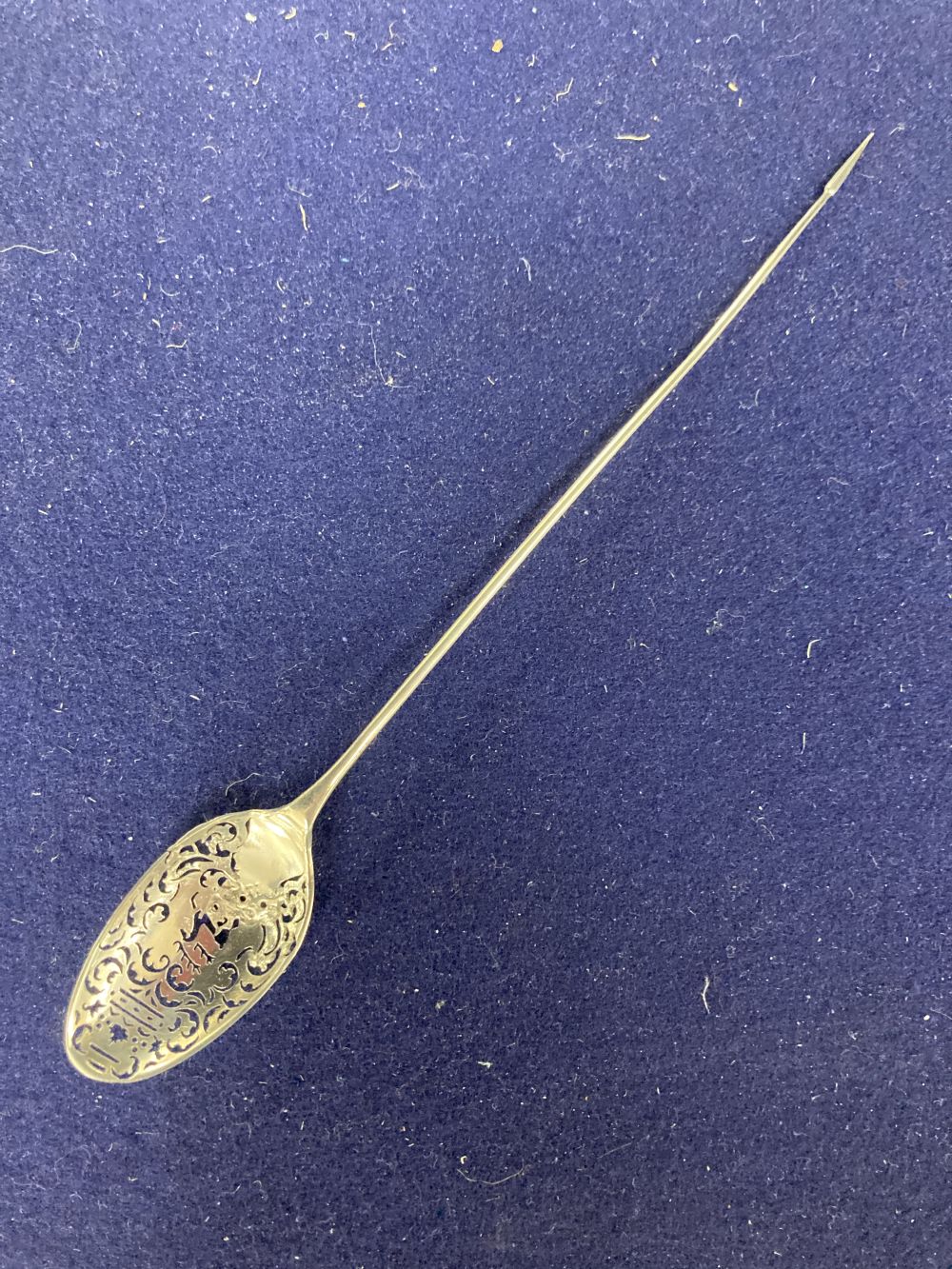 An 18th century white metal mote spoon (a.f.), 17.6cm, 7 grams.